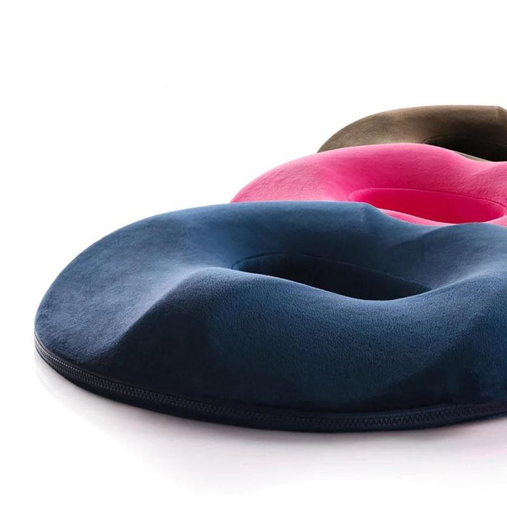 "Donutvormig stuitkussen voor aambeien, ergonomisch ontwerp, strategische openingen voor drukverlichting en maximaal comfort.