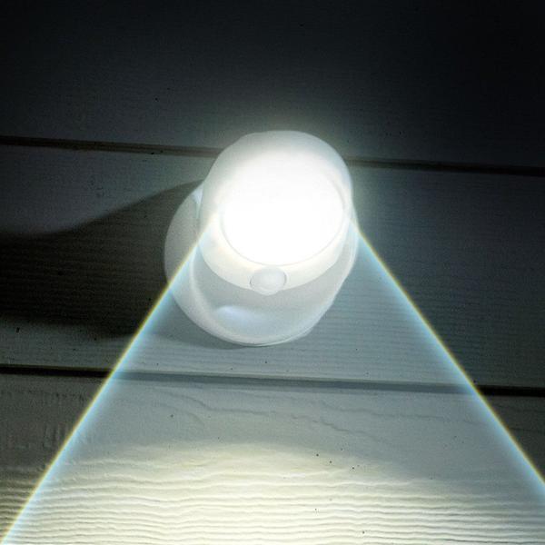 "Draadloze LED lamp met bewegingssensor, 450 lumen, waterdicht ontwerp, helder wit licht voor binnen en buiten."
