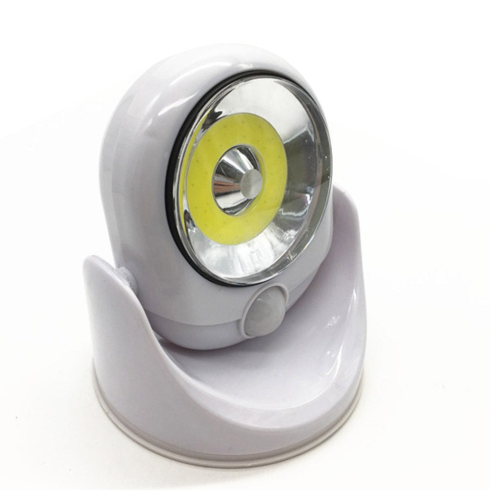 "Draadloze LED lamp met bewegingssensor, 450 lumen, waterdicht ontwerp, helder wit licht voor binnen en buiten."