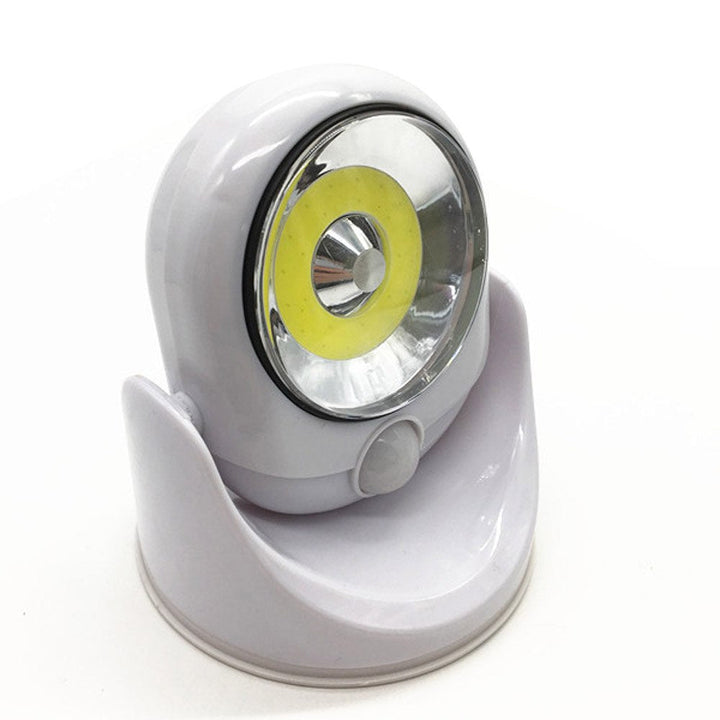 "Draadloze LED lamp met bewegingssensor, 450 lumen, waterdicht ontwerp, helder wit licht voor binnen en buiten."