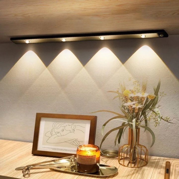 "Draadloze LED-lamp met bewegingssensor, verstelbare kleur, modern design voor tuinverlichting en sfeervolle ambiance."