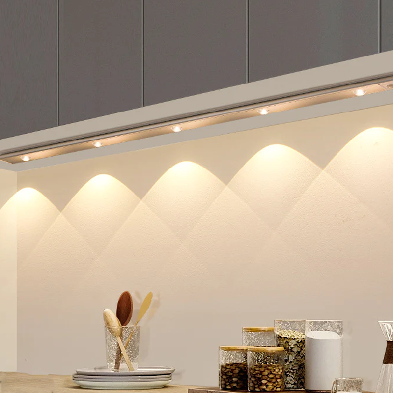 "Draadloze LED-lamp met bewegingssensor, verstelbare kleur, modern design voor tuinverlichting en sfeervolle ambiance."