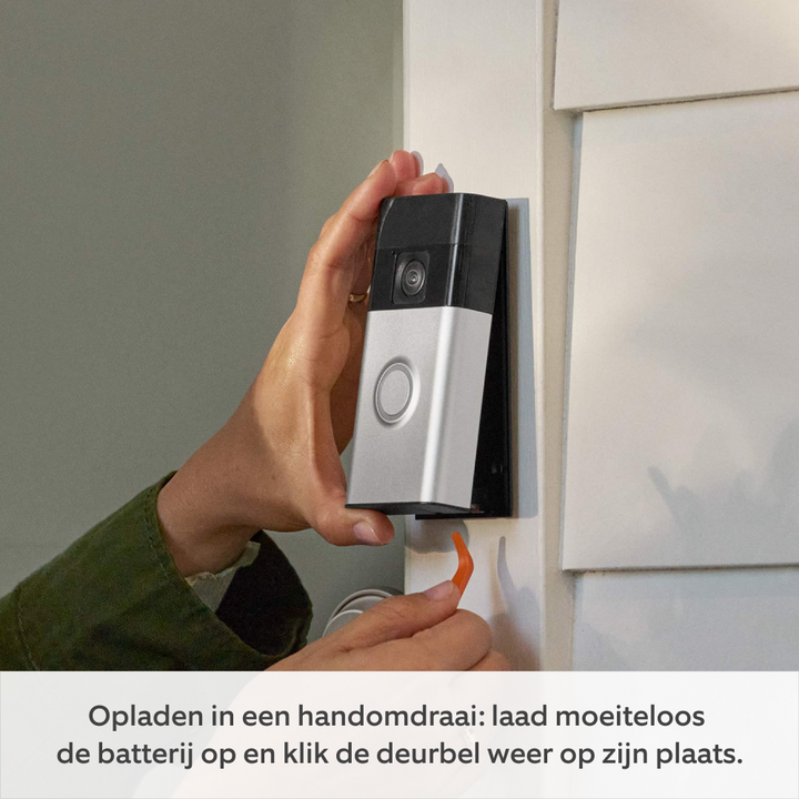 "Draadloze LuxGuard videodeurbel, 1080p HD, stijlvol design, nikkel-satijn, vooraanzicht tegen muur, geschikt voor buiten"