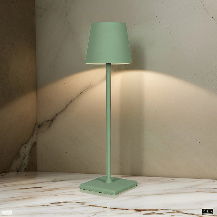 Draadloze oplaadbare LED tafellamp, elegant Scandinavisch design, geschikt voor binnen en buiten, duurzaam aluminium.
