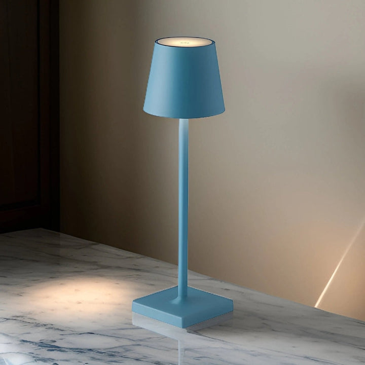Draadloze oplaadbare LED tafellamp, elegant Scandinavisch design, geschikt voor binnen en buiten, duurzaam aluminium.