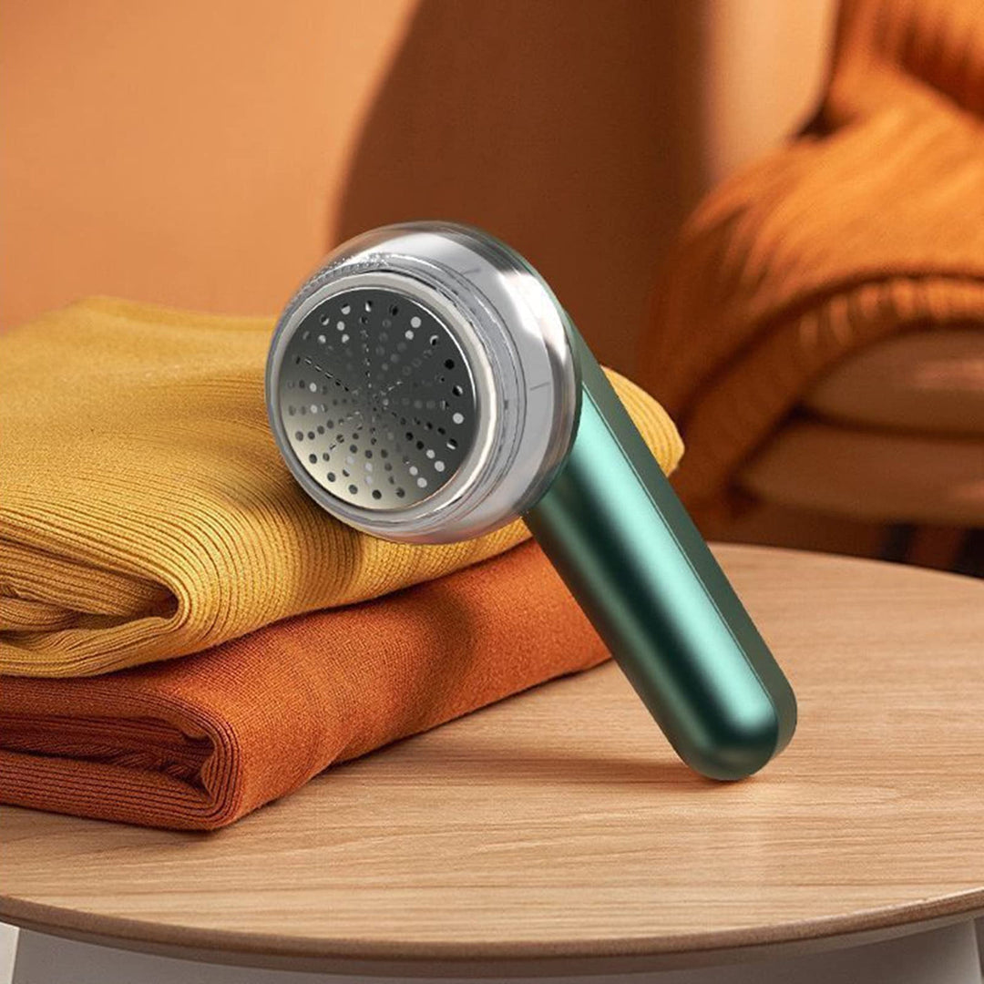 "Draadloze pluizenverwijderaar voor kleding, kleurrijk en compact ontwerp, effectief op diverse stoffen zonder schade."