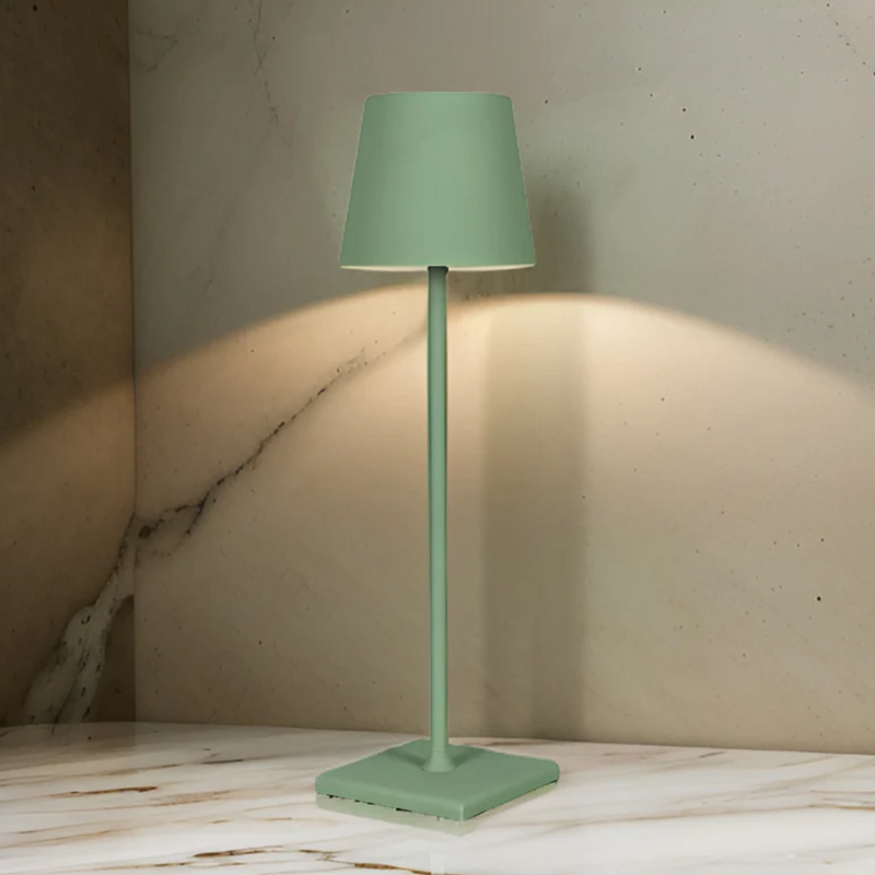 "Draadloze tafellamp met Scandinavisch design, compact en draagbaar, instelbare LED helderheid voor sfeervol licht."