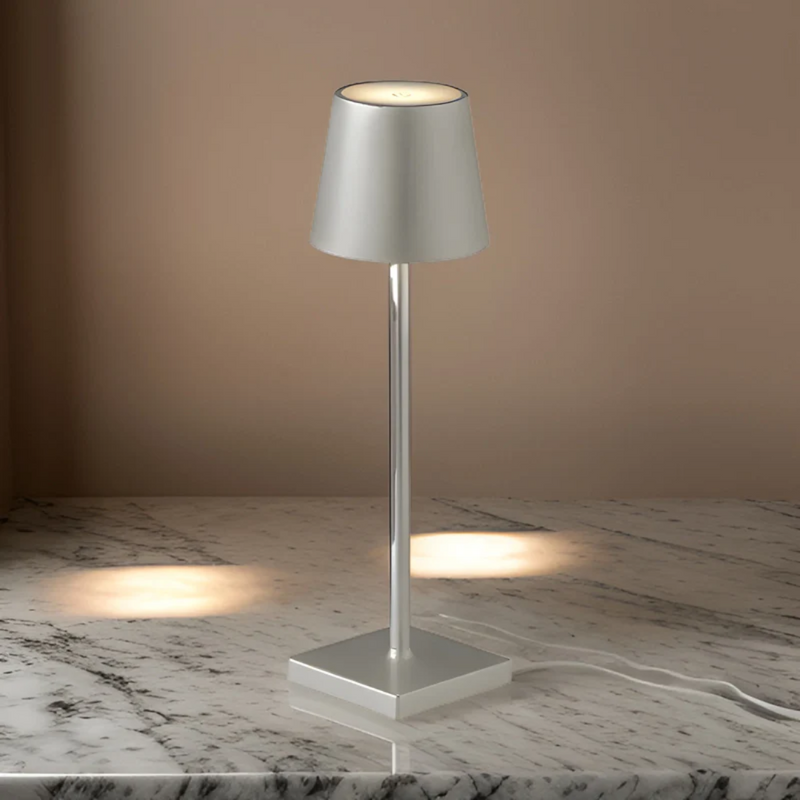 "Draadloze tafellamp met Scandinavisch design, compact en draagbaar, instelbare LED helderheid voor sfeervol licht."