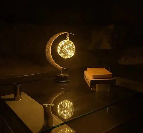 "Dromerige maanlamp van borosilicaatglas met zachte LED-gloed, creëert een betoverende sfeer op tafel."