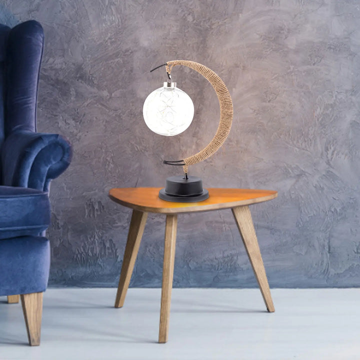 "Dromerige maanlamp van borosilicaatglas met zachte LED-gloed, creëert een betoverende sfeer op tafel."