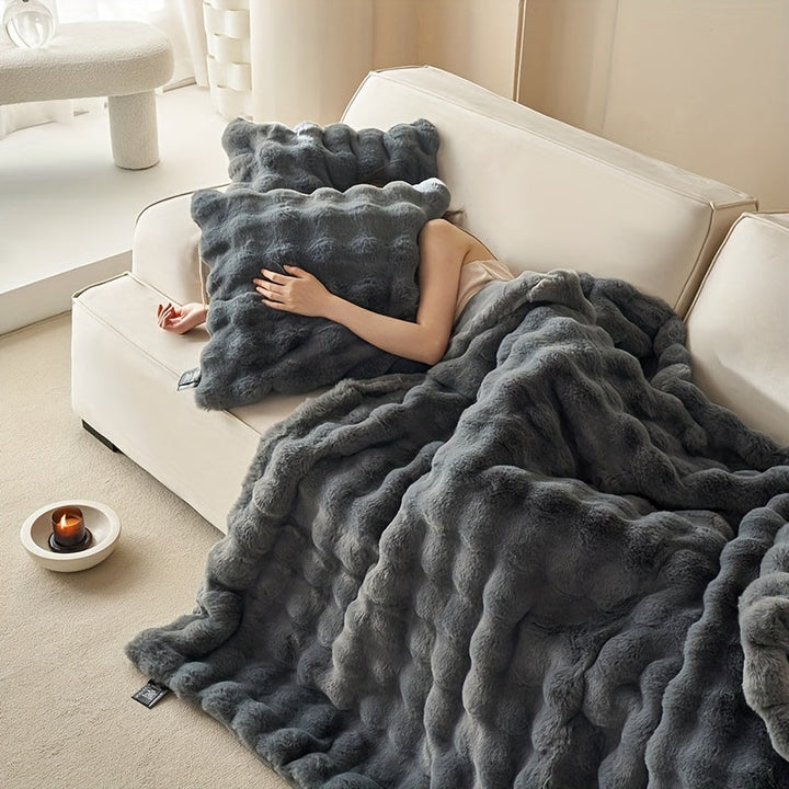 "Dubbelzijdige fleece deken, zachte pluche textuur, in roze kleur, past stijlvol in elk interieur, warm en comfortabel."
