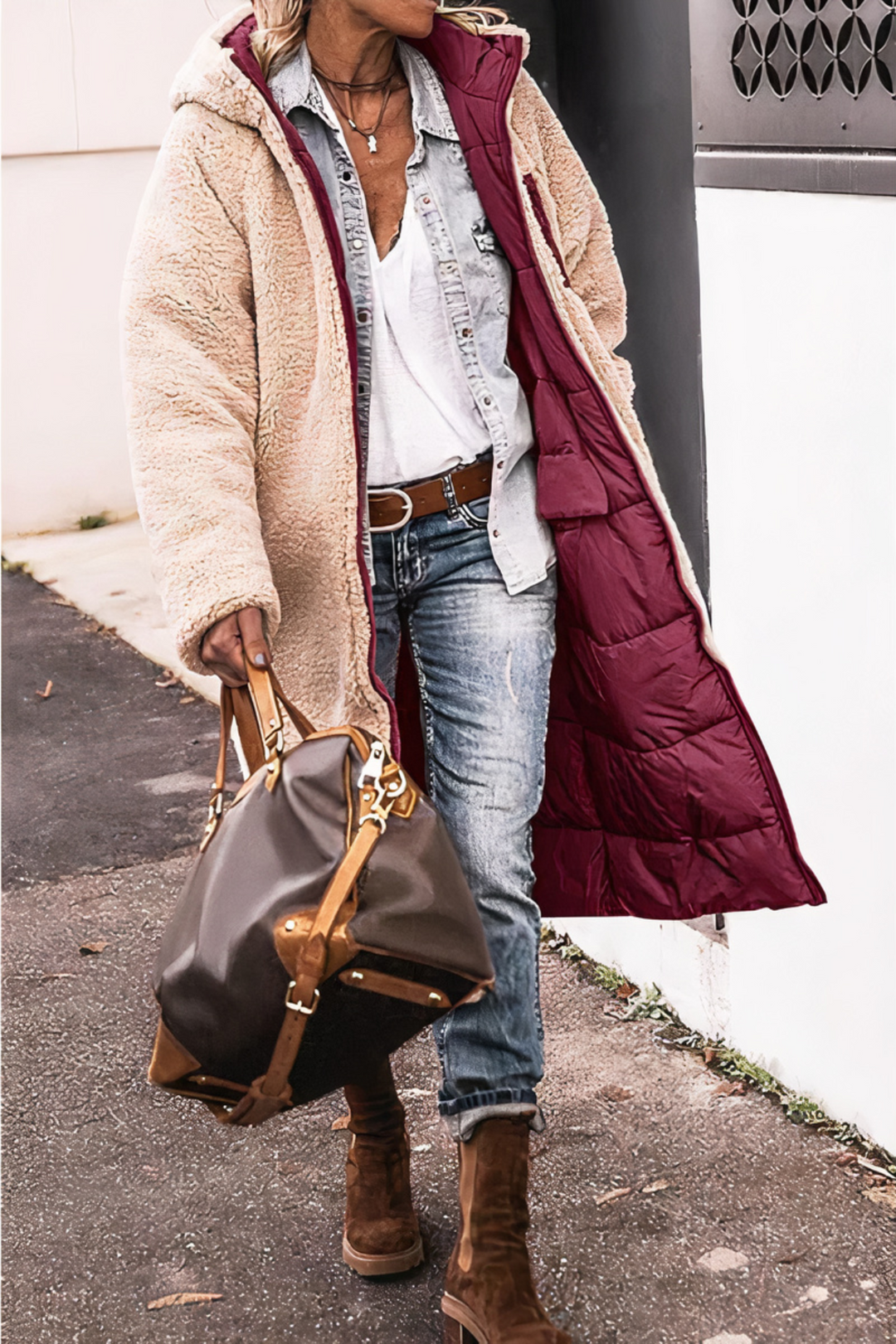 "Dubbelzijdige winddichte parka voor dames, frontaal. Modieuze, warme winterjas met teddyvoering voor stijl en comfort."