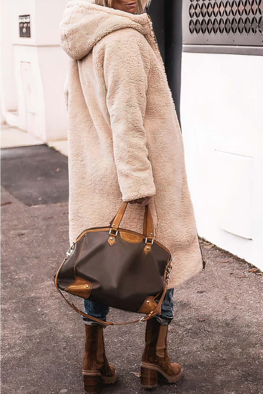 "Dubbelzijdige winddichte parka voor dames, frontaal. Modieuze, warme winterjas met teddyvoering voor stijl en comfort."