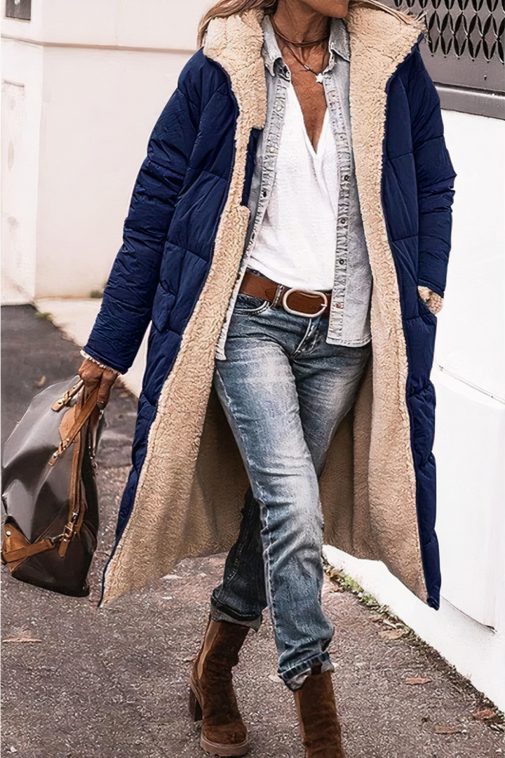 "Dubbelzijdige winddichte parka voor dames, frontaal. Modieuze, warme winterjas met teddyvoering voor stijl en comfort."