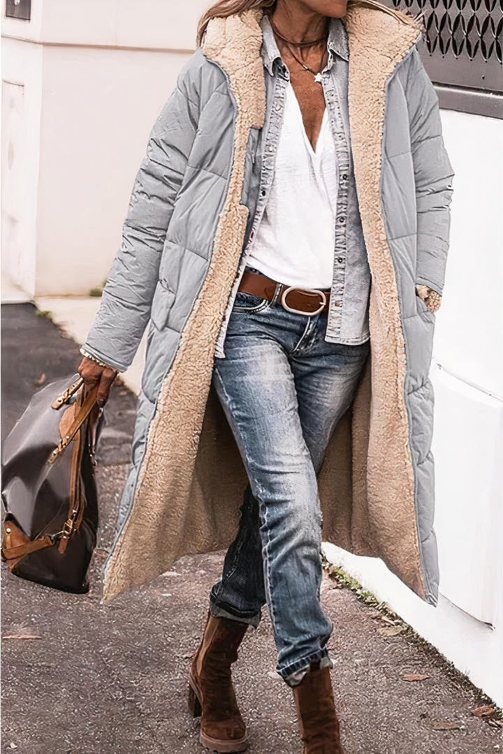 "Dubbelzijdige winddichte parka voor dames, frontaal. Modieuze, warme winterjas met teddyvoering voor stijl en comfort."