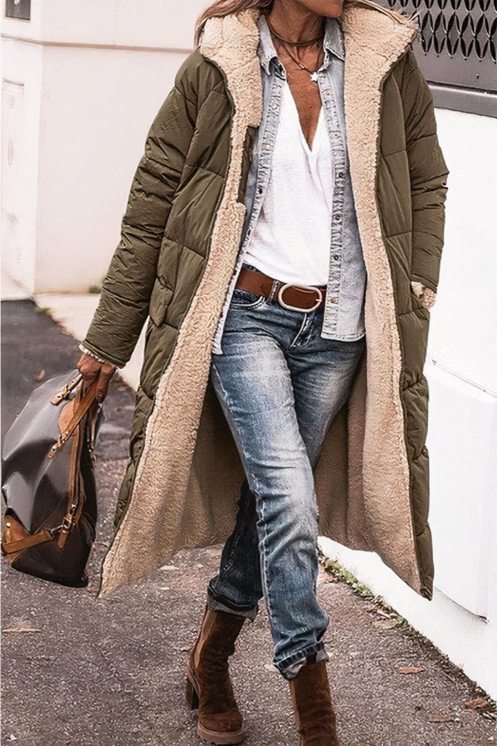 "Dubbelzijdige winddichte parka voor dames, frontaal. Modieuze, warme winterjas met teddyvoering voor stijl en comfort."