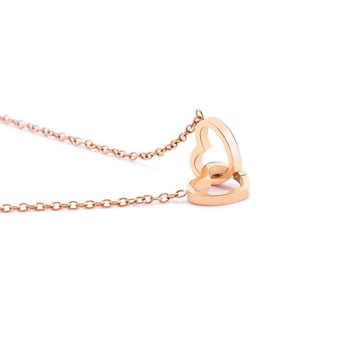 Eeuwige Roos Box met echte geconserveerde roos en gepersonaliseerde ketting, verfijnde details; symboliseert eeuwige liefde.