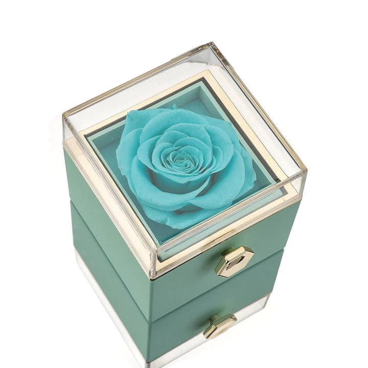 Eeuwige Roos Box met echte geconserveerde roos en gepersonaliseerde ketting, verfijnde details; symboliseert eeuwige liefde.