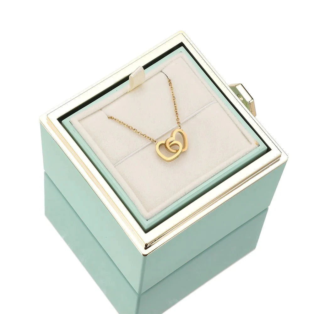 Eeuwige Roos Box met echte geconserveerde roos en gepersonaliseerde ketting, verfijnde details; symboliseert eeuwige liefde.
