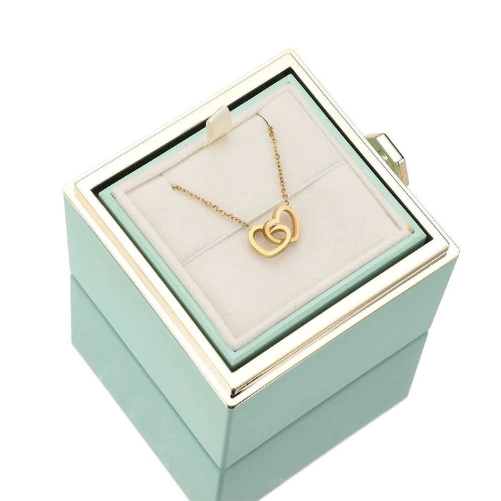 Eeuwige Roos Box met echte geconserveerde roos en gepersonaliseerde ketting, verfijnde details; symboliseert eeuwige liefde.