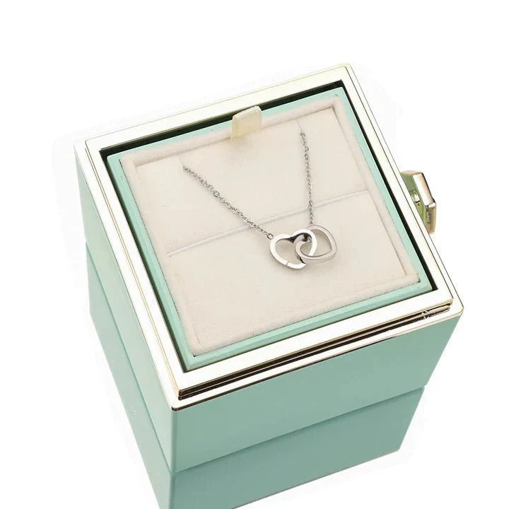 Eeuwige Roos Box met echte geconserveerde roos en gepersonaliseerde ketting, verfijnde details; symboliseert eeuwige liefde.