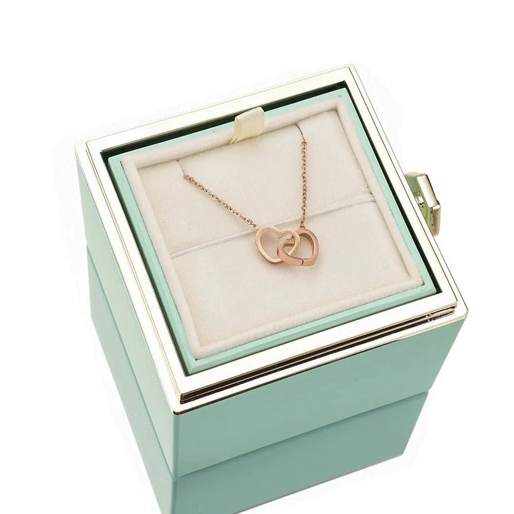 Eeuwige Roos Box met echte geconserveerde roos en gepersonaliseerde ketting, verfijnde details; symboliseert eeuwige liefde.