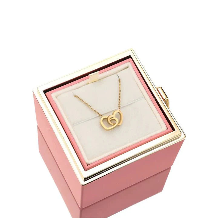 Eeuwige Roos Box met echte geconserveerde roos en gepersonaliseerde ketting, verfijnde details; symboliseert eeuwige liefde.