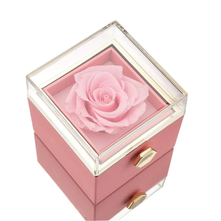 Eeuwige Roos Box met echte geconserveerde roos en gepersonaliseerde ketting, verfijnde details; symboliseert eeuwige liefde.
