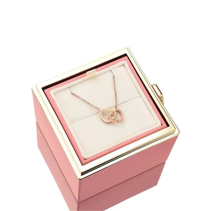 Eeuwige Roos Box met echte geconserveerde roos en gepersonaliseerde ketting, verfijnde details; symboliseert eeuwige liefde.
