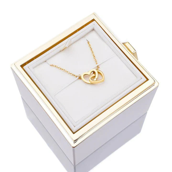 Eeuwige Roos Box met echte geconserveerde roos en gepersonaliseerde ketting, verfijnde details; symboliseert eeuwige liefde.