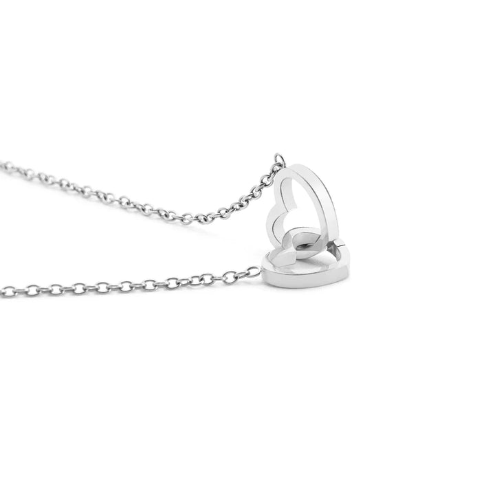 Eeuwige Roos Box met echte geconserveerde roos en gepersonaliseerde ketting, verfijnde details; symboliseert eeuwige liefde.