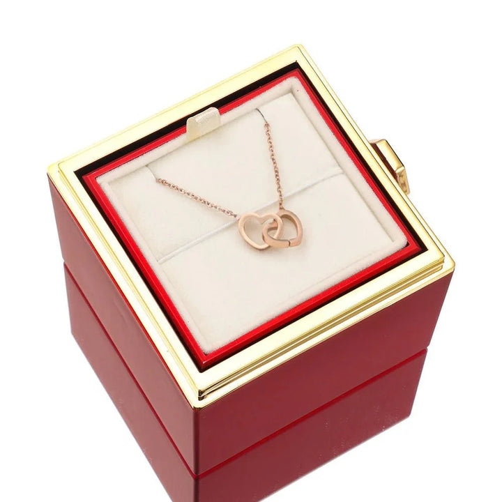 Eeuwige Roos Box met echte geconserveerde roos en gepersonaliseerde ketting, verfijnde details; symboliseert eeuwige liefde.