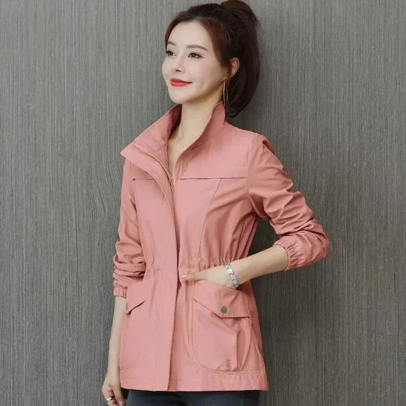 Effen roze dames trenchcoat met zakken en kraagje, stijlvolle pasvorm, luxe uitstraling voor elke gelegenheid.
