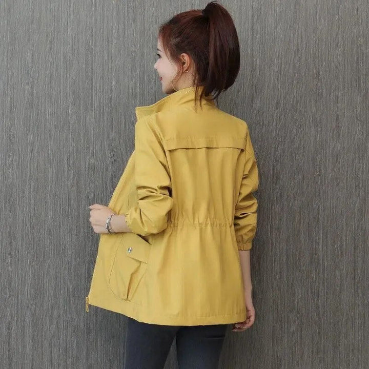 Effen roze dames trenchcoat met zakken en kraagje, stijlvolle pasvorm, luxe uitstraling voor elke gelegenheid.