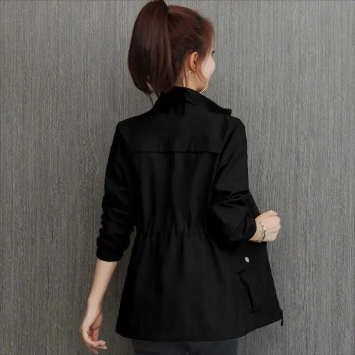 Effen roze dames trenchcoat met zakken en kraagje, stijlvolle pasvorm, luxe uitstraling voor elke gelegenheid.