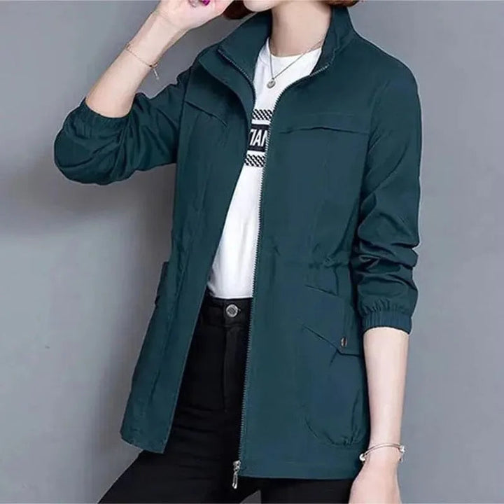 Effen roze dames trenchcoat met zakken en kraagje, stijlvolle pasvorm, luxe uitstraling voor elke gelegenheid.