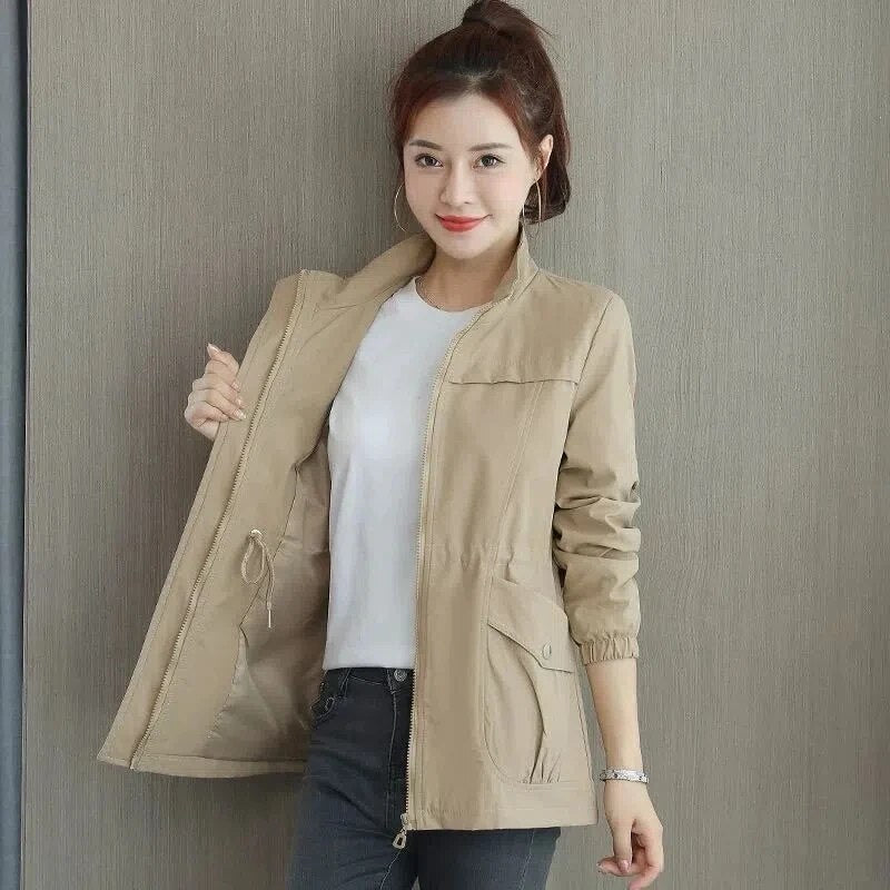Effen roze dames trenchcoat met zakken en kraagje, stijlvolle pasvorm, luxe uitstraling voor elke gelegenheid.
