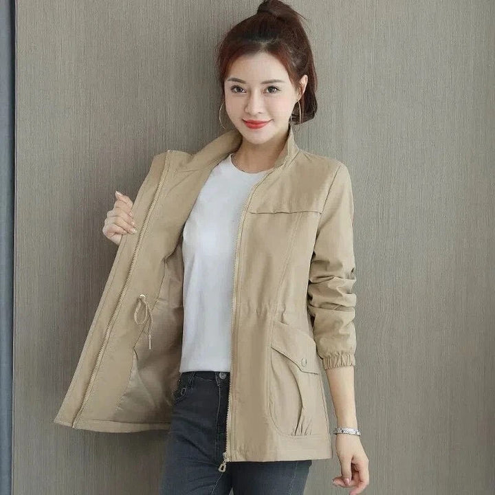 Effen roze dames trenchcoat met zakken en kraagje, stijlvolle pasvorm, luxe uitstraling voor elke gelegenheid.