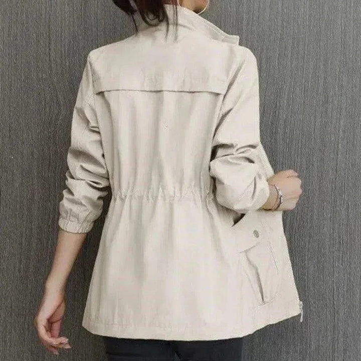 Effen roze dames trenchcoat met zakken en kraagje, stijlvolle pasvorm, luxe uitstraling voor elke gelegenheid.