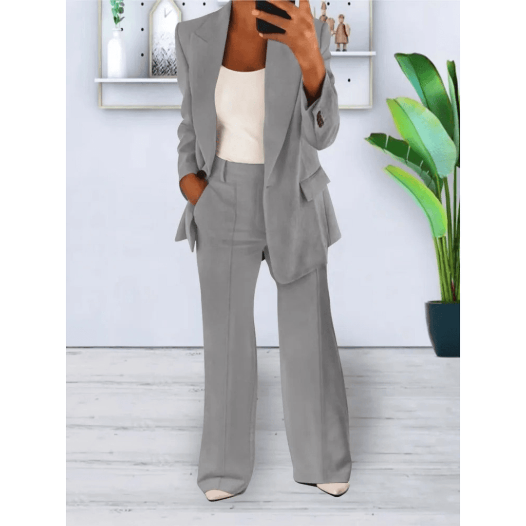 "Elegant 2-delig damespak met zachte stoffen, chique blazer en broek, ideaal voor zakelijke en informele gelegenheden."