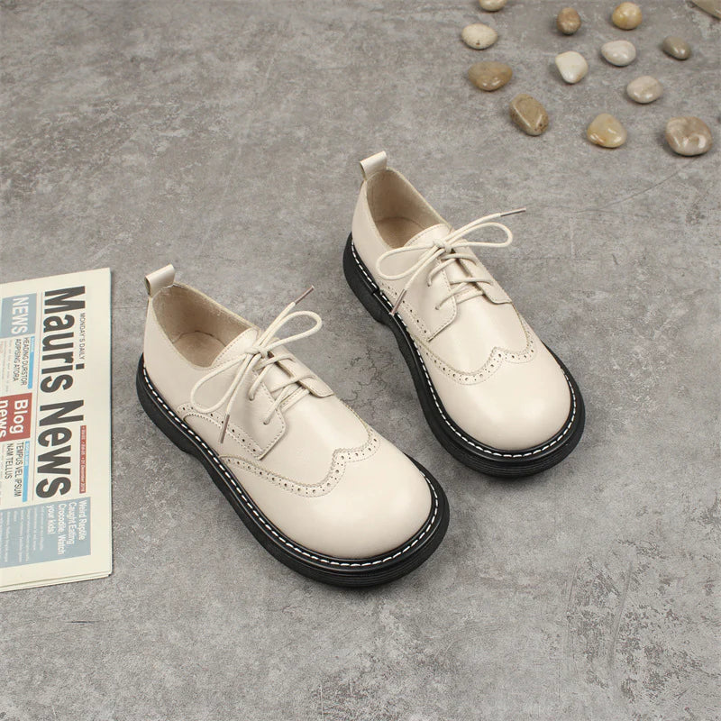 "Elegant brede bruine Brogue stijl Oxford schoenen, verfijnde perforaties, comfortabel voor formele en casual gelegenheden."