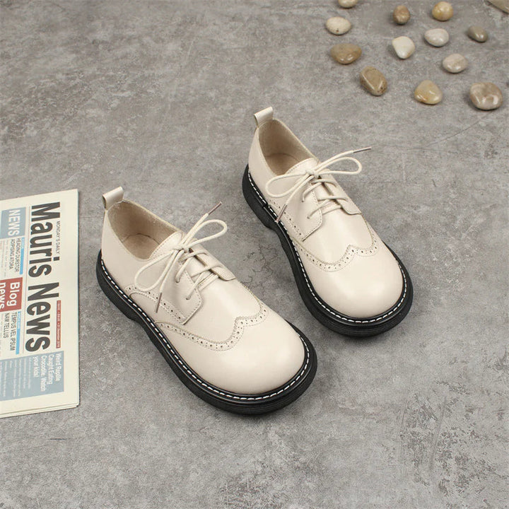 "Elegant brede bruine Brogue stijl Oxford schoenen, verfijnde perforaties, comfortabel voor formele en casual gelegenheden."