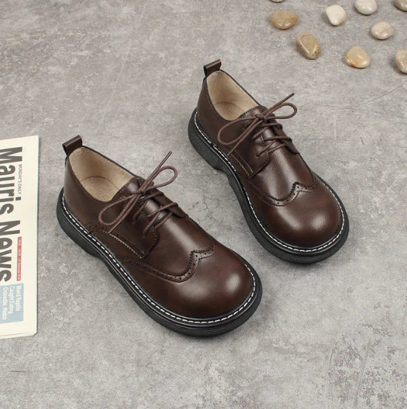 "Elegant brede bruine Brogue stijl Oxford schoenen, verfijnde perforaties, comfortabel voor formele en casual gelegenheden."
