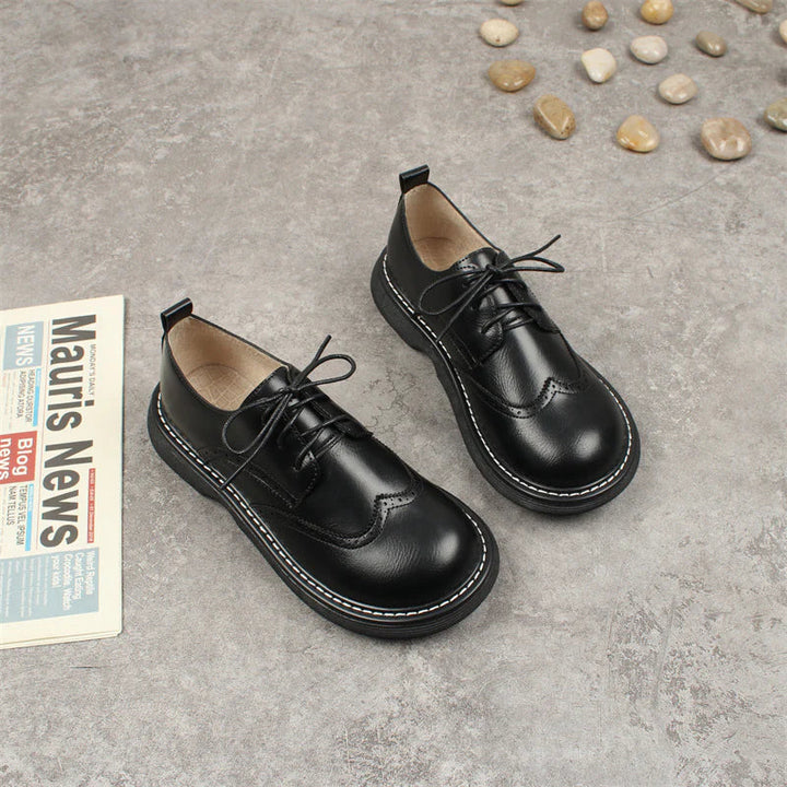 "Elegant brede bruine Brogue stijl Oxford schoenen, verfijnde perforaties, comfortabel voor formele en casual gelegenheden."