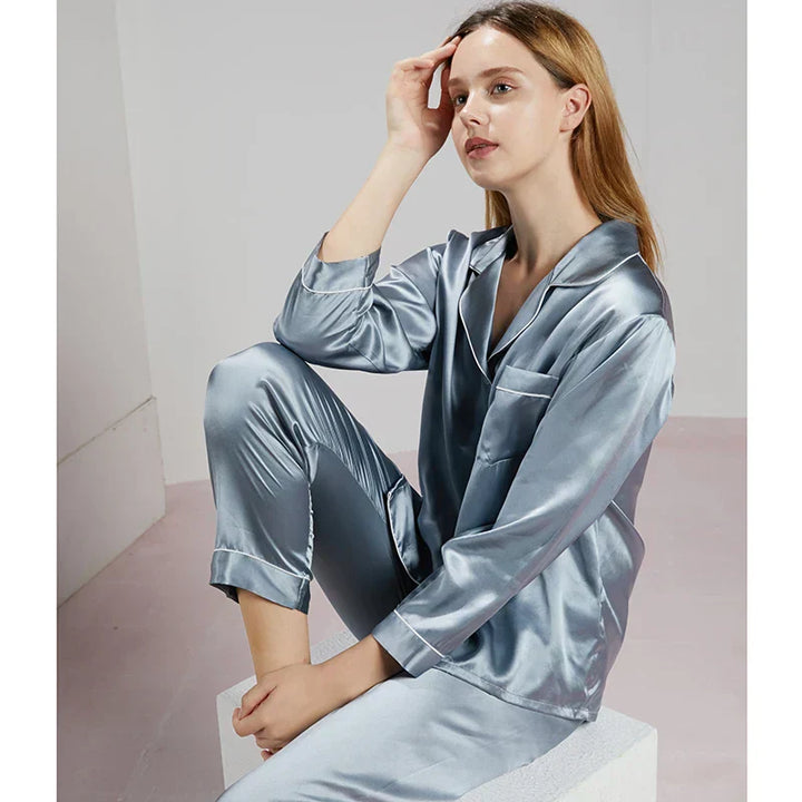 "Elegant Celeste Zijden Dames Pyjama, 100% zijde, tijdloze stijl, luxe nachtmode in delicate ivoorkleur met satijnen afwerkin