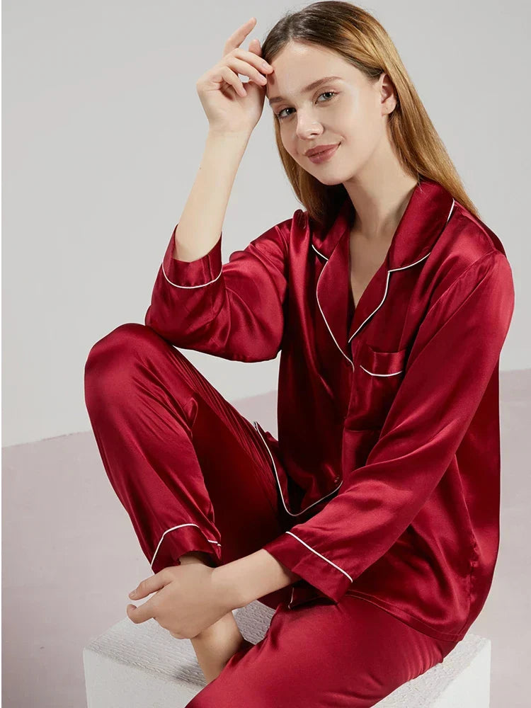 "Elegant Celeste Zijden Dames Pyjama, 100% zijde, tijdloze stijl, luxe nachtmode in delicate ivoorkleur met satijnen afwerkin