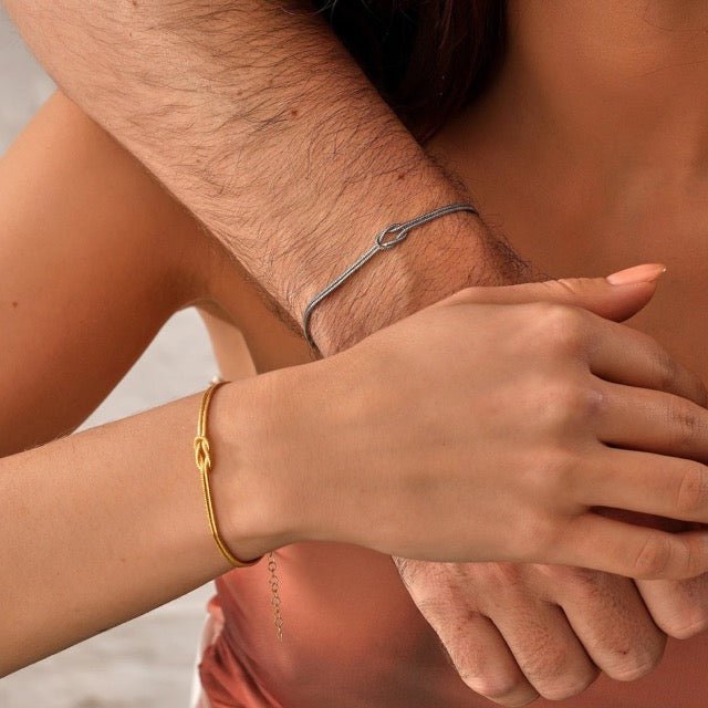 "Elegant damesarmband met liefdesknoopdesign, verstelbaar, minimalistisch en stijlvol in goud of zilverkleur."