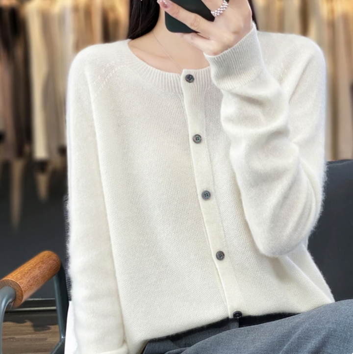 Elegant damesvest met knoopsluiting, klassiek design, in diverse kleuren voor stijlvolle en veelzijdige outfits.