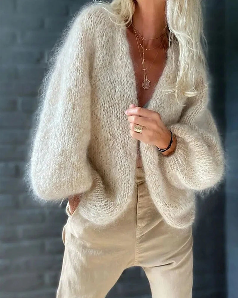 "Elegant damesvest van zachte wol, warm en tijdloos, in klassieke stijl voor elke gelegenheid."