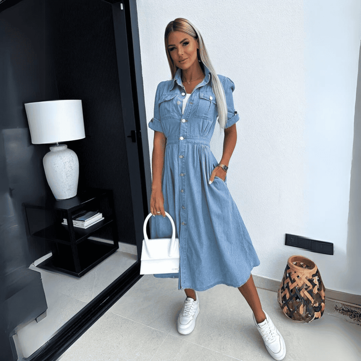 "Elegant denim midi-jurk voor dames met klassiek design, comfortabel en veelzijdig voor elke gelegenheid."